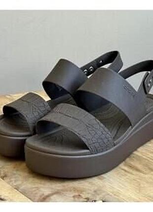Крокс бруклин босоножки платформа коричневые Edge crocs brooklyn croco low wedge espresso