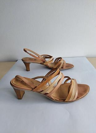 Босоножки кожаные р.39 chester 7922
