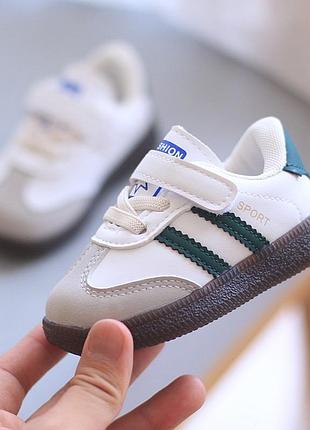 Стильные кроссовки