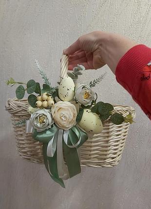 Декор на крупной корзине