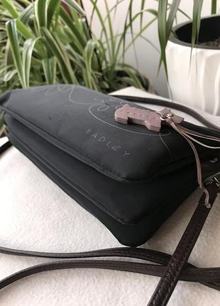 Сумочка з нейлону та шкіри radley - крос-боді,чорна з рожевим песиком6 фото