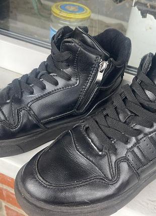 Високі кросівки