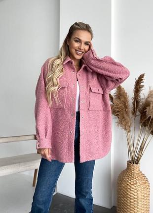 Пушистая куртка - рубашка букле женская свободного кроя на кнопках с карманами шерстяная