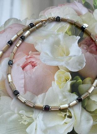 Чокер із морського перламутру, гематиту, зі срібною застібкою.