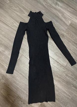 Обтягивающее чёрное платье