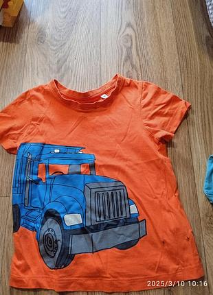 Яскрава футболка