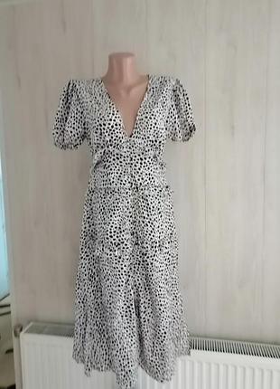 Красивое эффектное платье новенькое но с дефектом разошлось молния потребуется замена