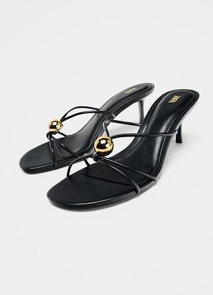 Босоножки с металлической деталью zara
