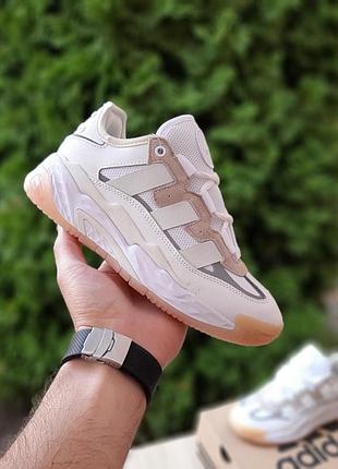 Женские кроссовки adidas niteball белые на бежевой