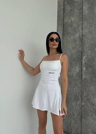 Спортивное платье с бретелями с чашками с принтом надписью