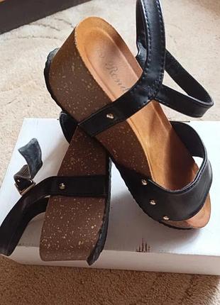 Босоножки на танкетке