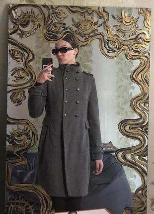 Незвичайне цікаве zara сіре пальто з погонами в ялиночку