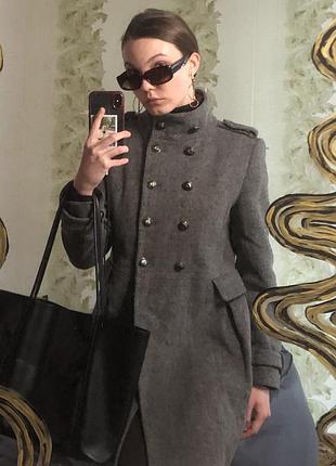 Необычное интересное zara серое пальто с погонами в елочку