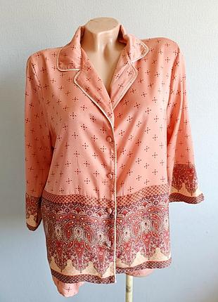 Піжамний комплект із атласної тканини.