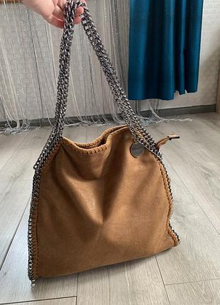 Ексклюзивна шкіряна сумка в коричневому кольорі виповнена з мягкої натуральгої шкіри вмістка лаконічна і дуже стильна