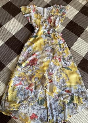 Ніжна жовта сукня з воланом