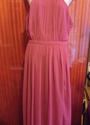 Платье коричнево-бордового цвета с разрезом на ножке имеет дефекты размер м