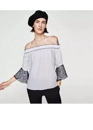Белая свободного кроя блузка, топ, блуза с открытыми плечами, расклешенный рукав, воланы, рюши, гипюр