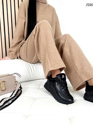 Зручні та легкі жіночі шкіряні кросівки в чорному кольорі