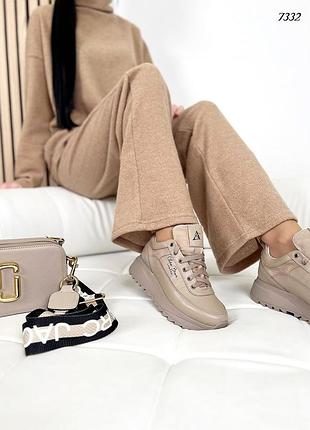 Зручні та легкі жіночі шкіряні кросівки бежевого кольору