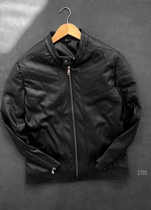 Чоловіча шкіряна куртка високої якості дуже гарний приємний матеріал стильно сидить на тілі