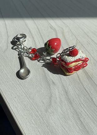 Милий брелок ручної роботи з полуницею та тортиком🍓
