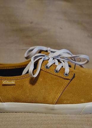 Отменные низкие замшевые кроссовки темно-желтого цвета clarks англия 38 р. ( 24,5 см.)