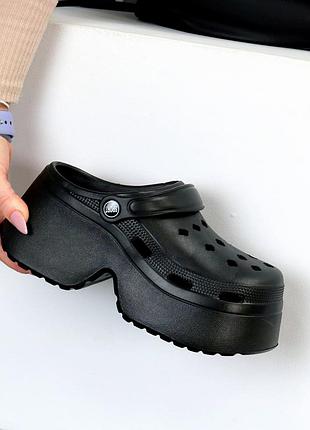 Модные черные кроксы на утолщенной подошве с дизайнерскими джибитсами 23993