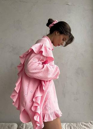 Мусліновий костюм сорочка оверсайз подовжена з рюшками на гудзиках шорти міні комплект блакитний рожевий з квіточками трендовий стильний