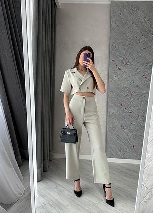 Светлый зеленый костюм