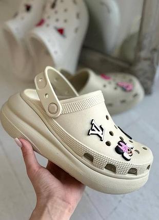 Жіночі шльопанці сабо кроксы на платформе бежевые crocs classic crush clog bone