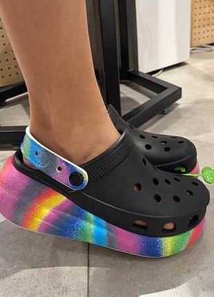 Жіночі шльопанці сабо кроксы на платформе crocs classic crush spray dye