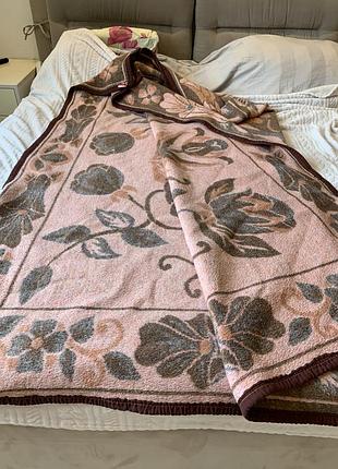 Двухспальное одеяло 200х175, не зимнее, осенне-весеннее