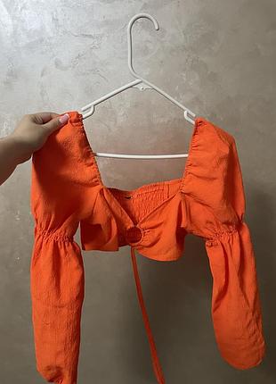 Вкорочений топ з рукавами