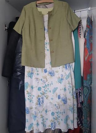 Сукня у нюдових тонах