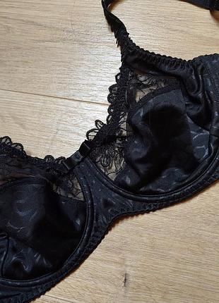 Красивый кружевной бюстгальтер