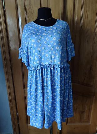 Яркое летнее платье в цветы оборка на талии и рукавах батал