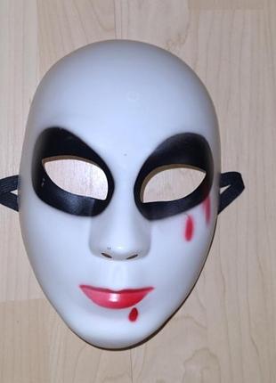 Карнавальна маска вампірша дівчина вамп
