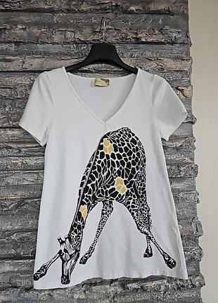 Белая футболка жираф
100% котон
отлично тянется. 
заявлено  s.
полуобхват груди 40
полу охват бедер 44
длина 65
нова, без  паперовоi бiрки.