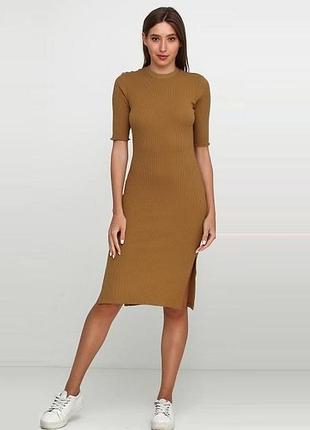 Трикотажное платье миди в рубчик