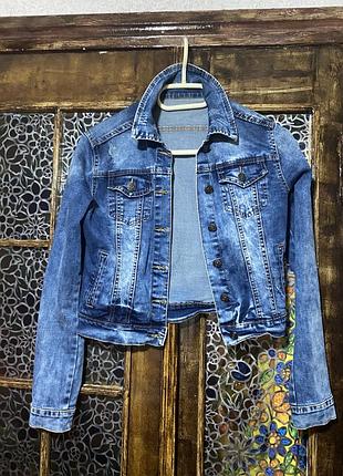 Джинсовый пиджак с потертостями