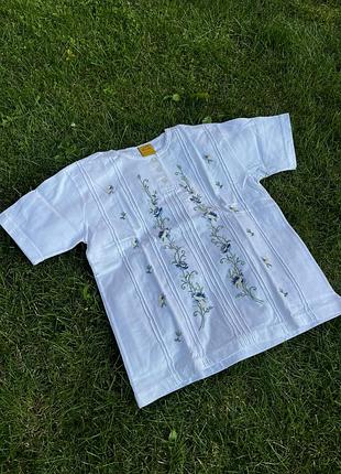 Футболка з вишивкою