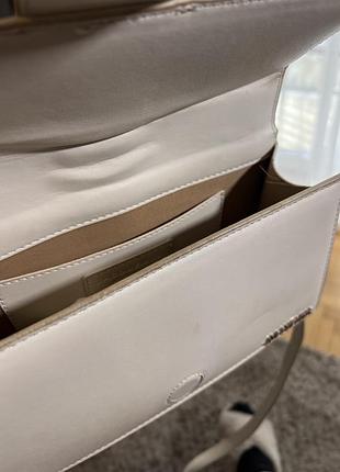 Белая кожаная сумка jaquemus.