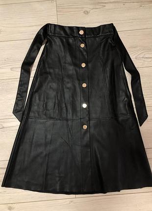 Юбка из эко кожи с золотистыми пуговицами zara