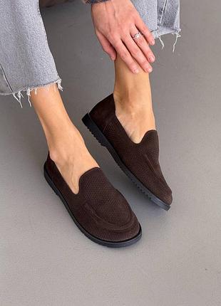 Стильні жіночі лофери з перфорацією натуральна замша колір коричневий | шоколад