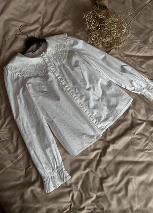 Изысканная белая рубашка с большим воротником и декоративной вышивкой