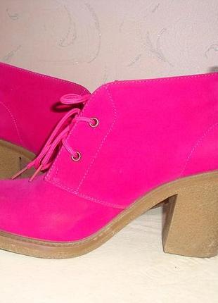 Яркие высокие ботинки дерби фуксия 26 см