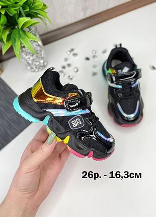 Стильные черные кроссовки