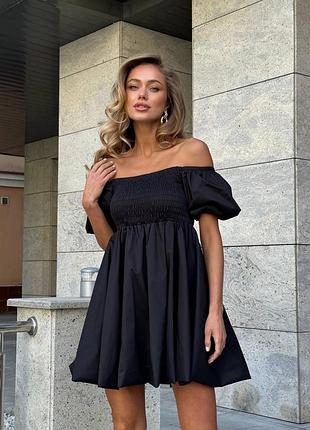 Нарядное коттоновое платье мини с резинкой на груди и открытыми плечами