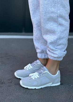 Жіночі кросівки